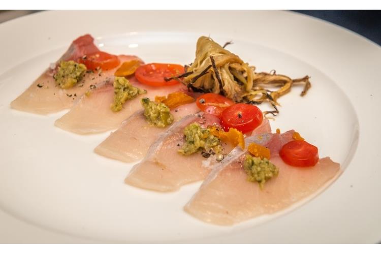 Carpaccio di ricciola con crema e polvere di kabozu e involtini primavera con verdure, baccalà e puntarelle con crema di yuzu (Wicky Priyan)